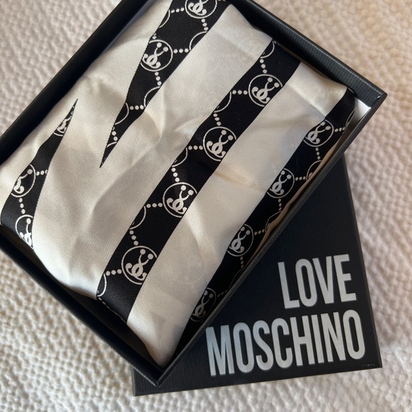 Moschino silk scarf - Picture 5 of 7